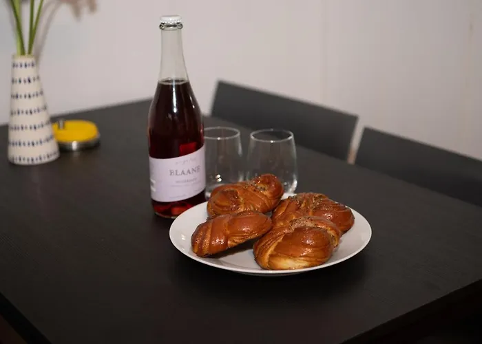 Modern 2br Apartment, Walk To & Harbour *