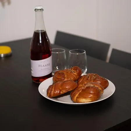 Modern 2br Apartment, Walk To & Harbour *