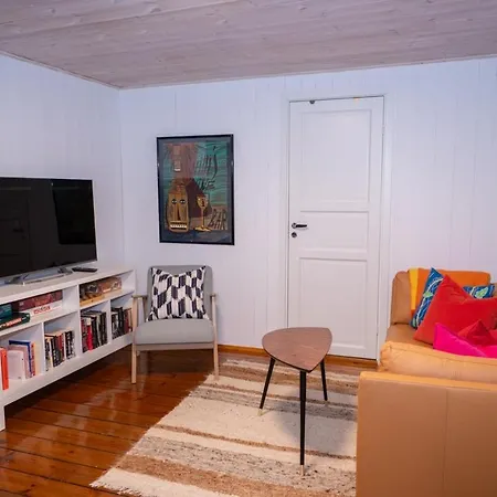 Modern 2br Apartment, Walk To & Harbour *